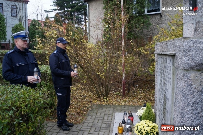 Zdjęcie w galerii na portalu naszraciborz.pl: Raciborscy policjanci oddali hołd policjantom zamordowanym w Ostaszkowie wiadomości z regionu