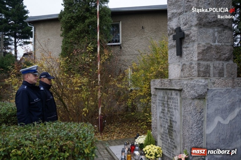 Zdjęcie w galerii na portalu naszraciborz.pl: Raciborscy policjanci oddali hołd policjantom zamordowanym w Ostaszkowie wiadomości z regionu