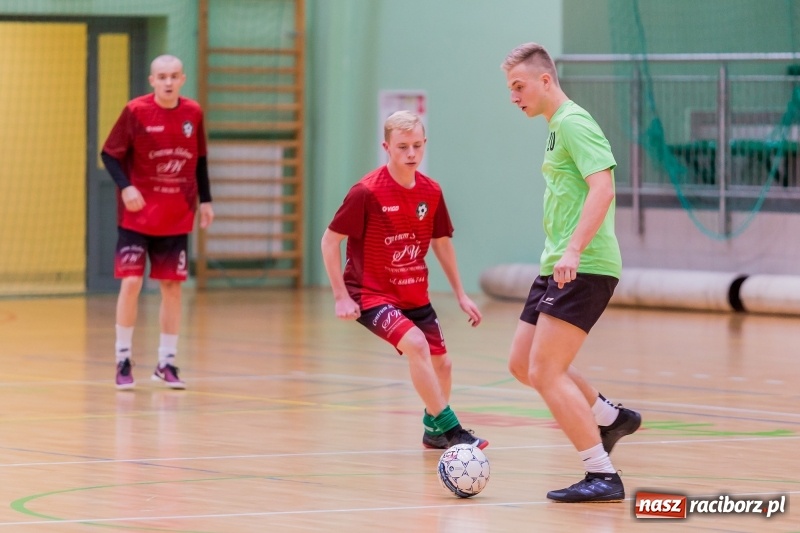 Zdjęcie w galerii na portalu naszraciborz.pl: Początek sezonu Halowej Ligi Piłki Nożnej w Raciborzu wiadomości z regionu