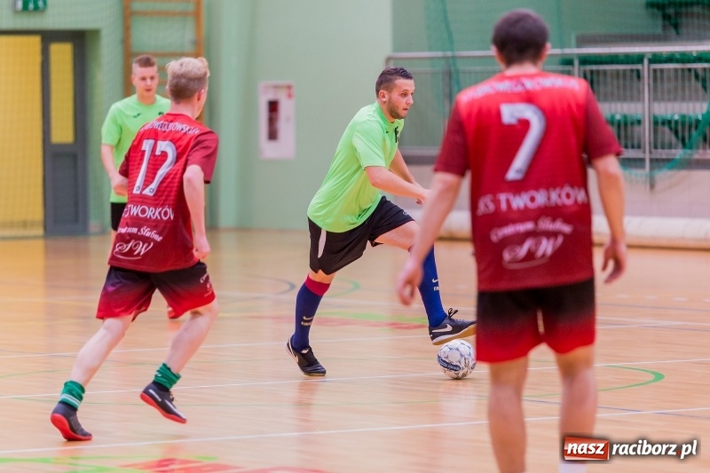 Zdjęcie w galerii na portalu naszraciborz.pl: Początek sezonu Halowej Ligi Piłki Nożnej w Raciborzu wiadomości z regionu
