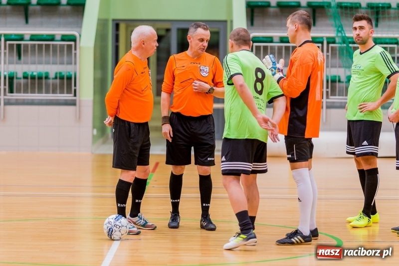 Zdjęcie w galerii na portalu naszraciborz.pl: Początek sezonu Halowej Ligi Piłki Nożnej w Raciborzu wiadomości z regionu