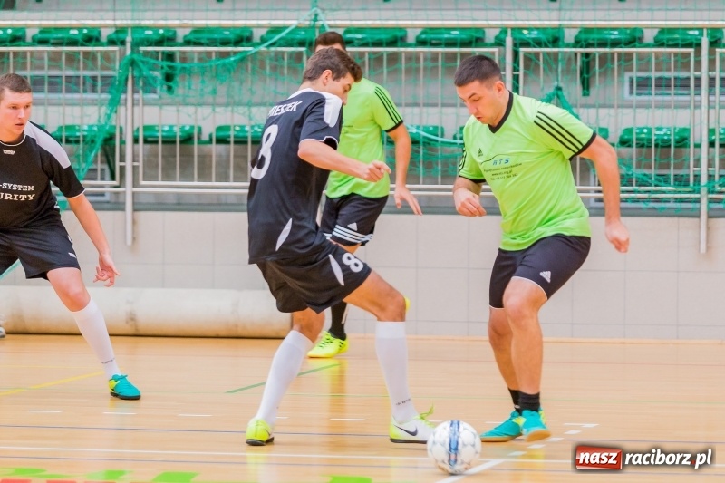 Zdjęcie w galerii na portalu naszraciborz.pl: Początek sezonu Halowej Ligi Piłki Nożnej w Raciborzu wiadomości z regionu