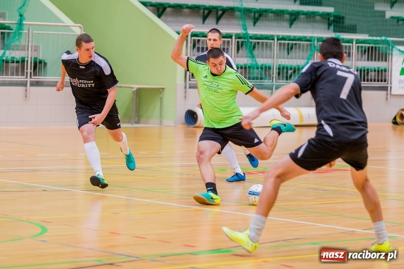 Zdjęcie w galerii na portalu naszraciborz.pl: Początek sezonu Halowej Ligi Piłki Nożnej w Raciborzu wiadomości z regionu