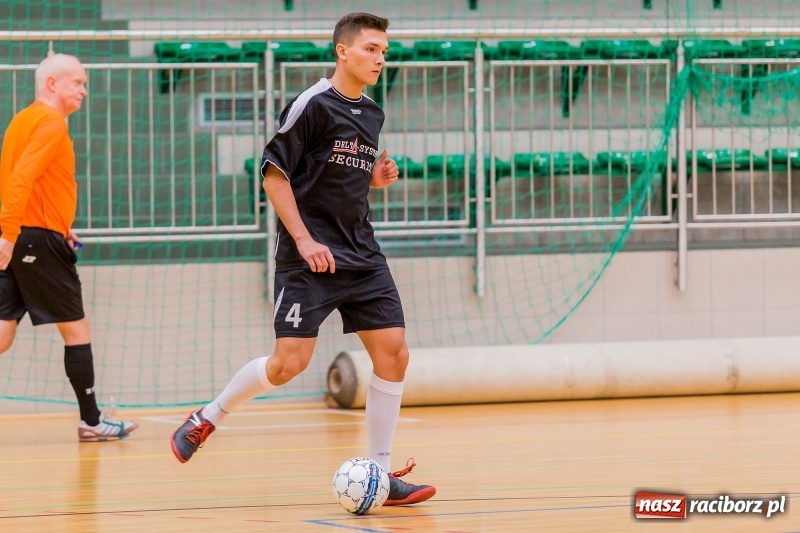 Zdjęcie w galerii na portalu naszraciborz.pl: Początek sezonu Halowej Ligi Piłki Nożnej w Raciborzu wiadomości z regionu