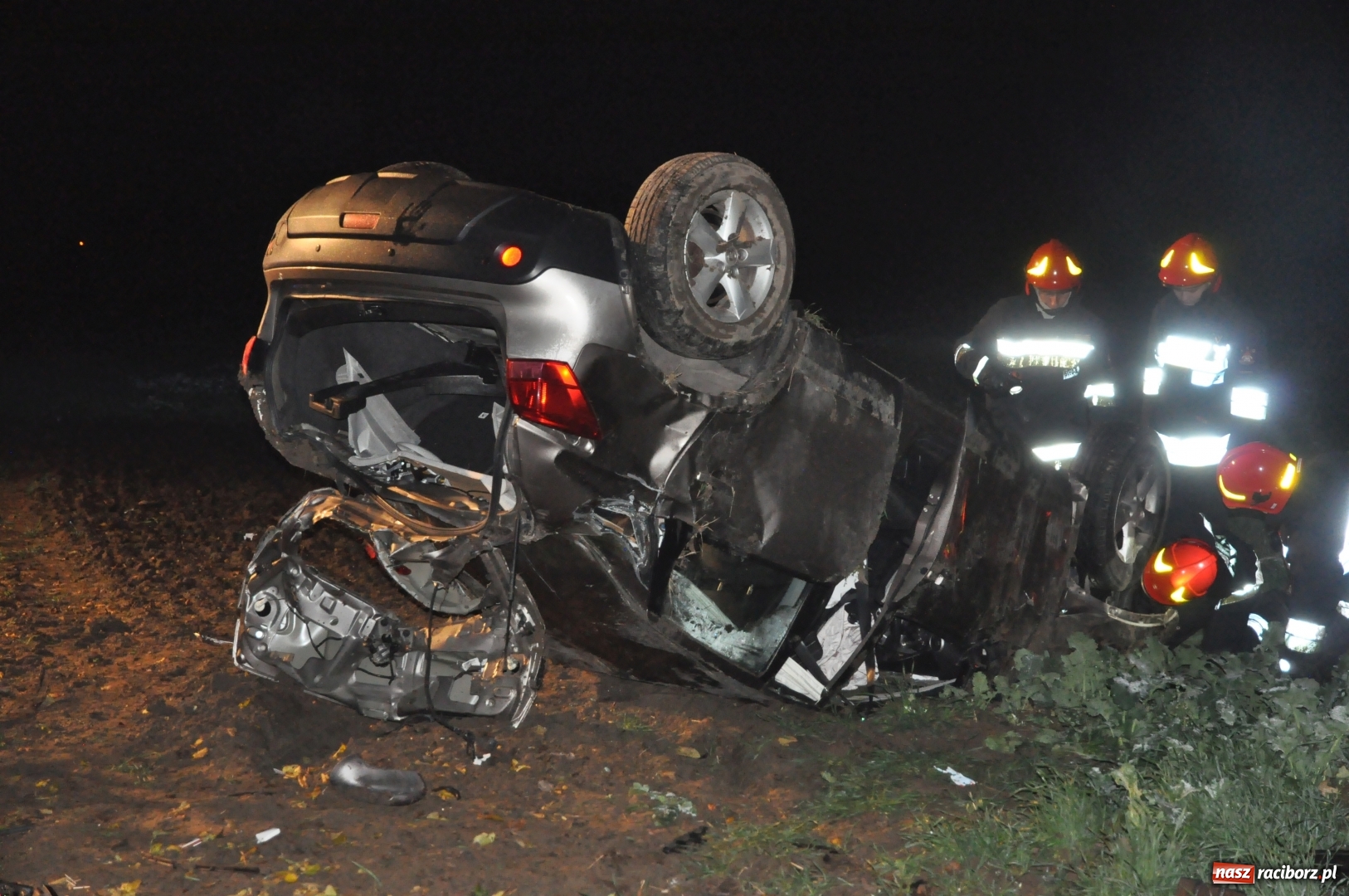 Zdjęcie w galerii na portalu naszraciborz.pl: O włos od tragedii. Nissan dachował na DK 45 pomiędzy Raciborzem a Bieńkowicami  wiadomości z regionu