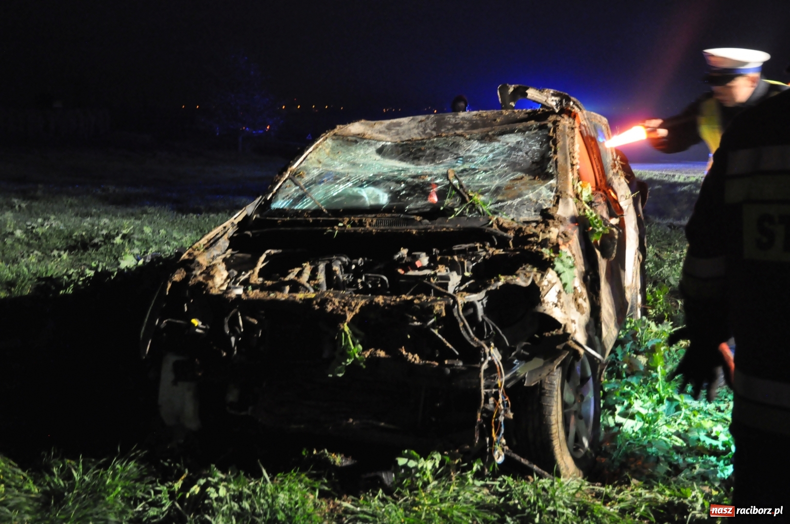 Zdjęcie w galerii na portalu naszraciborz.pl: O włos od tragedii. Nissan dachował na DK 45 pomiędzy Raciborzem a Bieńkowicami  wiadomości z regionu