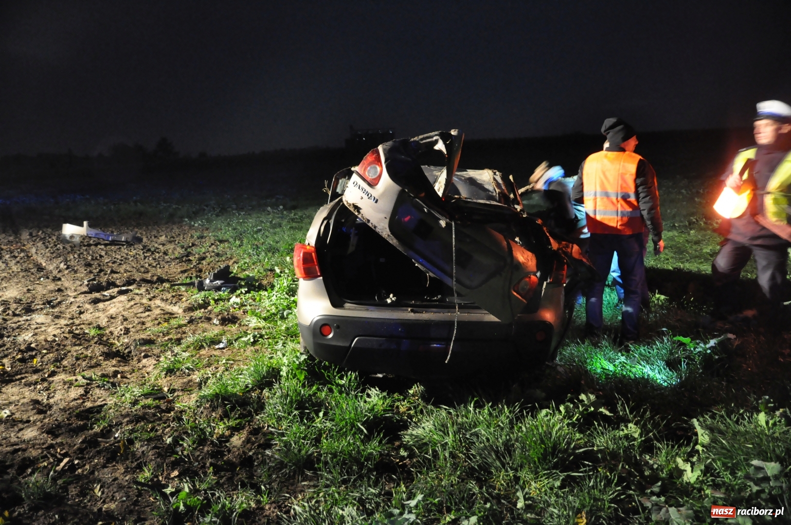 Zdjęcie w galerii na portalu naszraciborz.pl: O włos od tragedii. Nissan dachował na DK 45 pomiędzy Raciborzem a Bieńkowicami  wiadomości z regionu