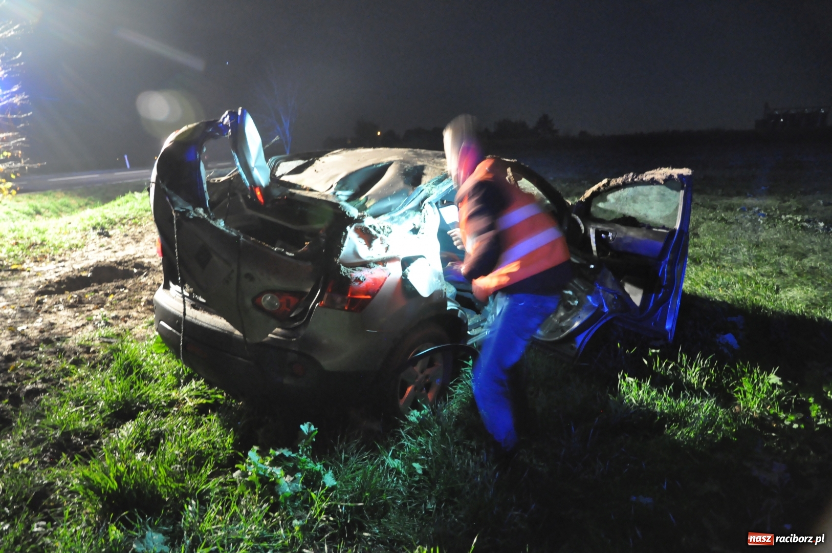 Zdjęcie w galerii na portalu naszraciborz.pl: O włos od tragedii. Nissan dachował na DK 45 pomiędzy Raciborzem a Bieńkowicami  wiadomości z regionu
