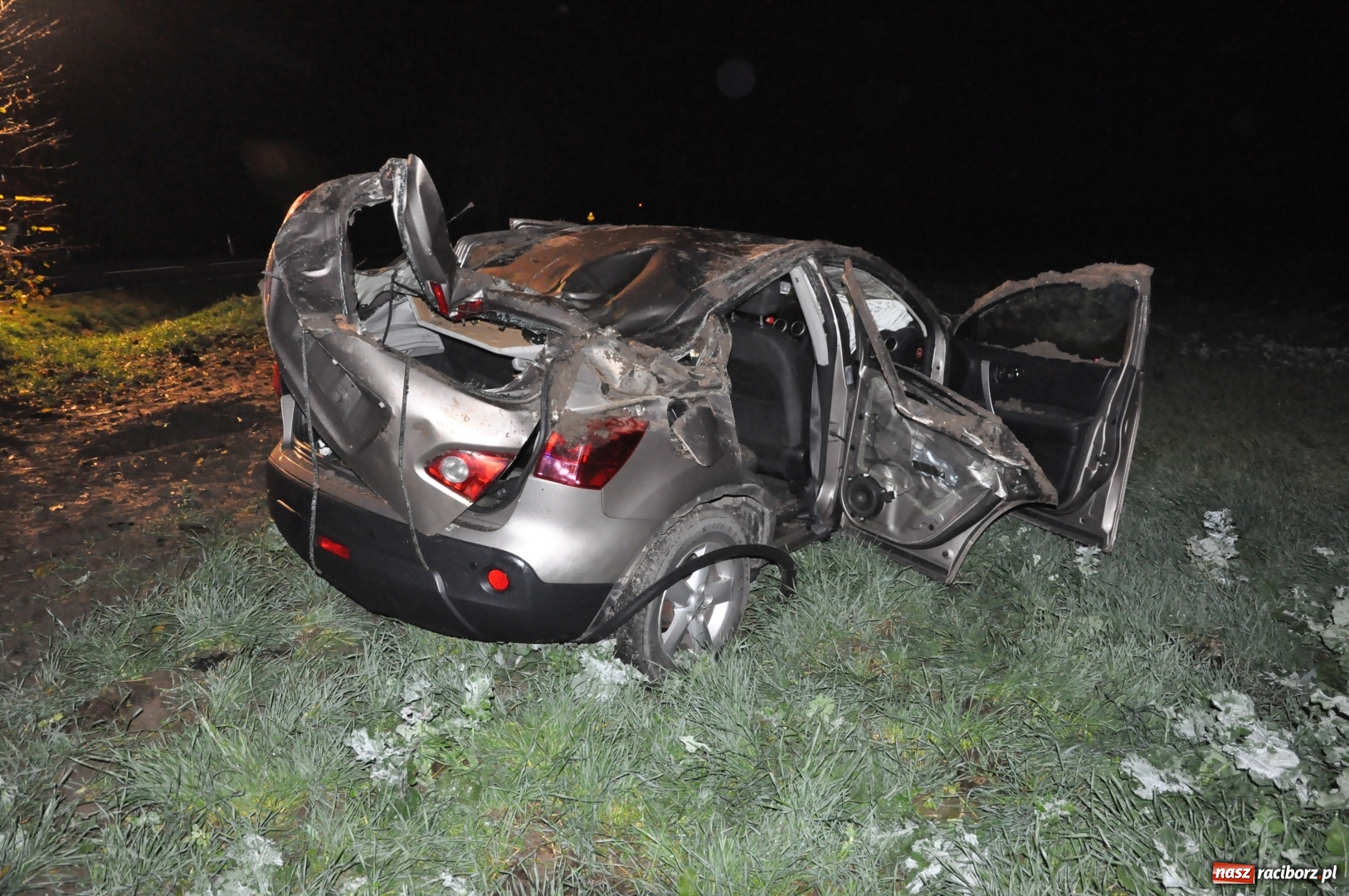 Zdjęcie w galerii na portalu naszraciborz.pl: O włos od tragedii. Nissan dachował na DK 45 pomiędzy Raciborzem a Bieńkowicami  wiadomości z regionu