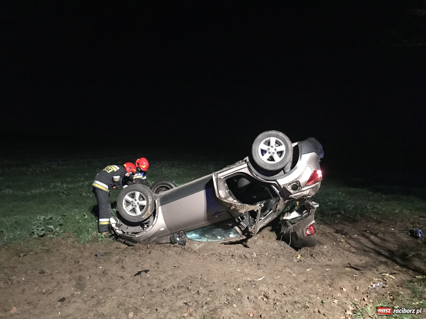 Zdjęcie w galerii na portalu naszraciborz.pl: O włos od tragedii. Nissan dachował na DK 45 pomiędzy Raciborzem a Bieńkowicami  wiadomości z regionu