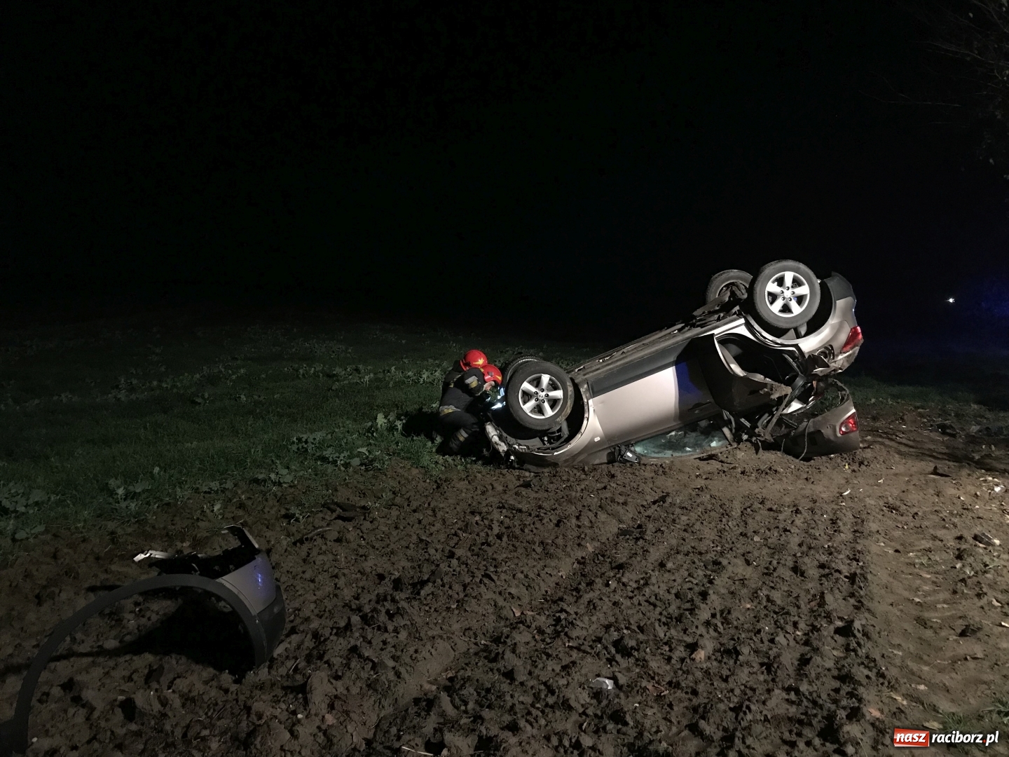 Zdjęcie w galerii na portalu naszraciborz.pl: O włos od tragedii. Nissan dachował na DK 45 pomiędzy Raciborzem a Bieńkowicami  wiadomości z regionu