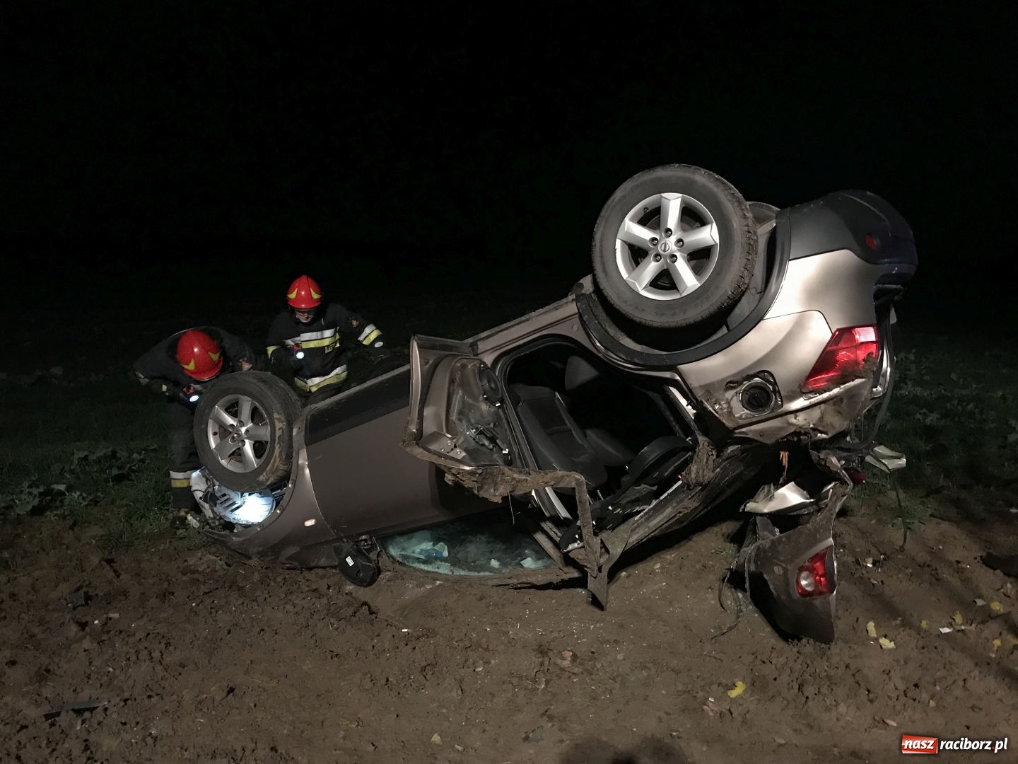 Zdjęcie w galerii na portalu naszraciborz.pl: O włos od tragedii. Nissan dachował na DK 45 pomiędzy Raciborzem a Bieńkowicami  wiadomości z regionu