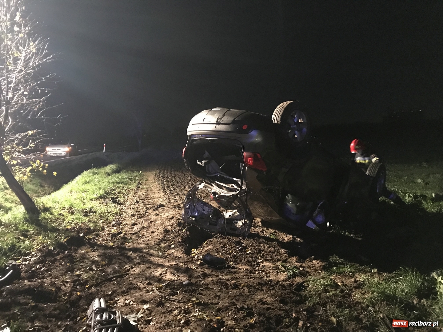 Zdjęcie w galerii na portalu naszraciborz.pl: O włos od tragedii. Nissan dachował na DK 45 pomiędzy Raciborzem a Bieńkowicami  wiadomości z regionu