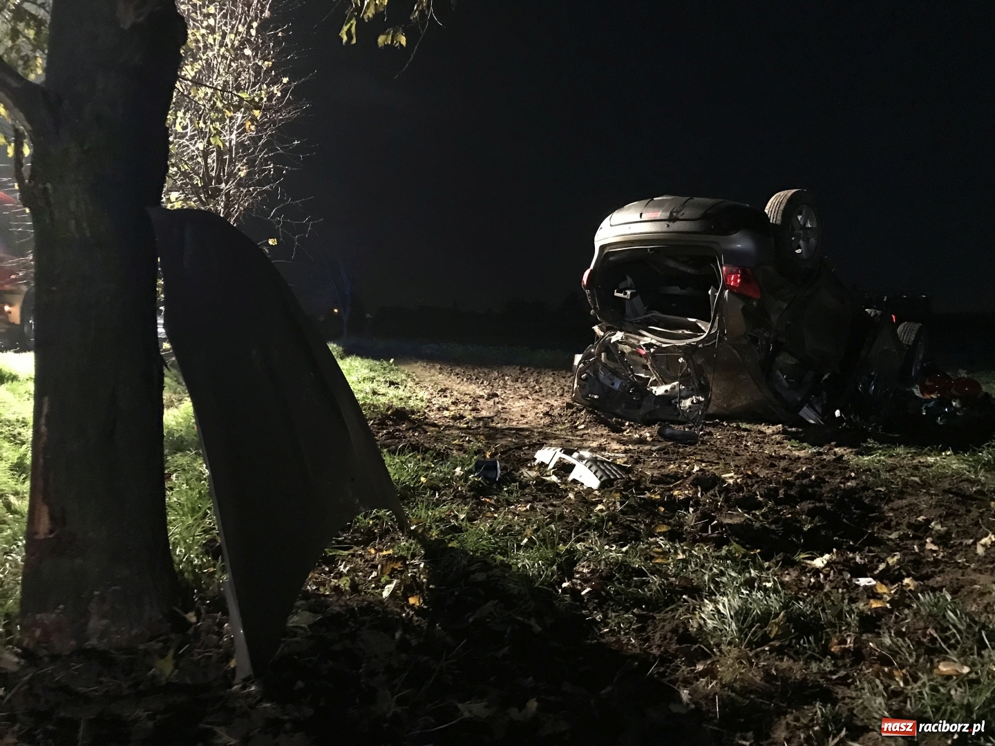 Zdjęcie w galerii na portalu naszraciborz.pl: O włos od tragedii. Nissan dachował na DK 45 pomiędzy Raciborzem a Bieńkowicami  wiadomości z regionu