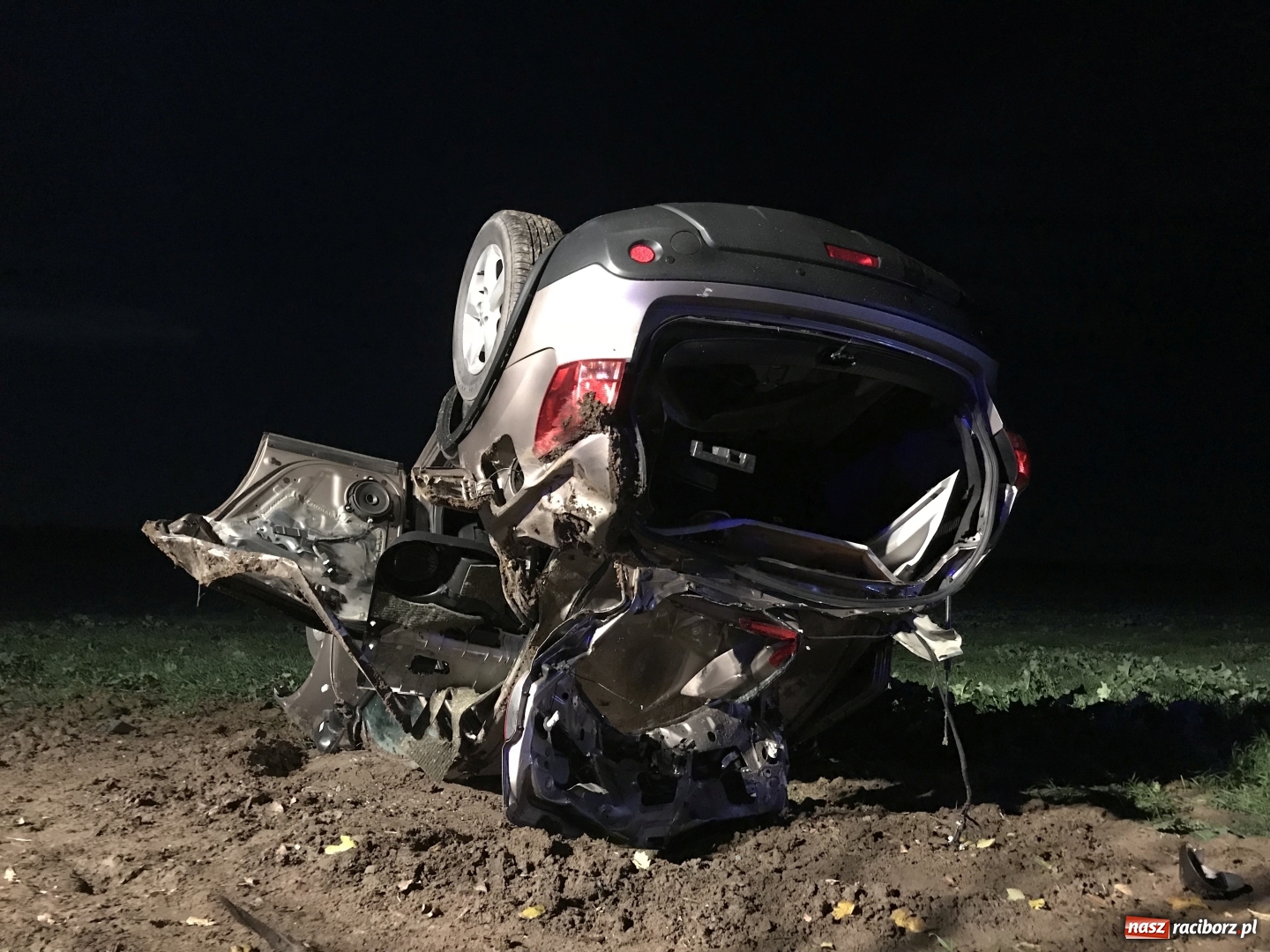 Zdjęcie w galerii na portalu naszraciborz.pl: O włos od tragedii. Nissan dachował na DK 45 pomiędzy Raciborzem a Bieńkowicami  wiadomości z regionu