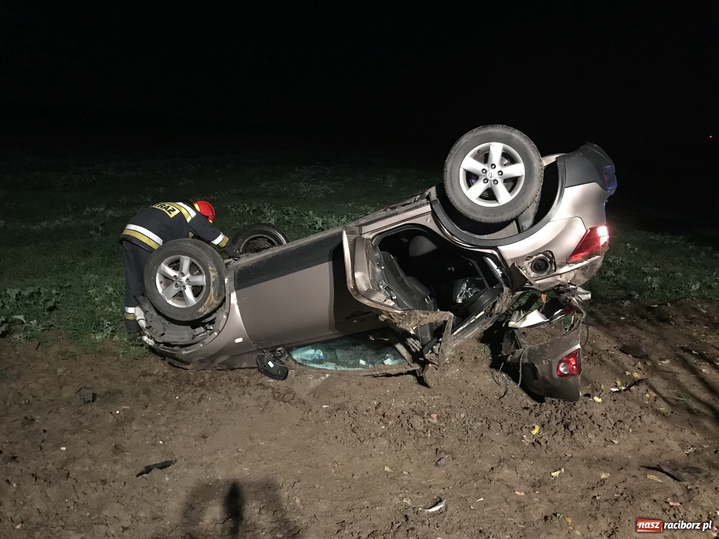 Zdjęcie w galerii na portalu naszraciborz.pl: O włos od tragedii. Nissan dachował na DK 45 pomiędzy Raciborzem a Bieńkowicami  wiadomości z regionu