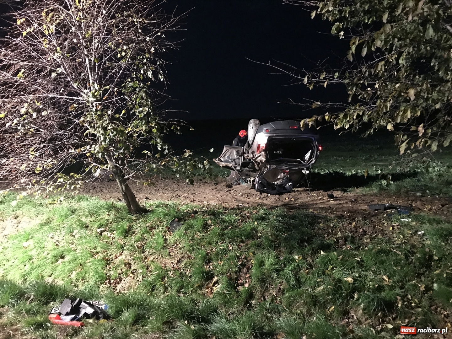 Zdjęcie w galerii na portalu naszraciborz.pl: O włos od tragedii. Nissan dachował na DK 45 pomiędzy Raciborzem a Bieńkowicami  wiadomości z regionu