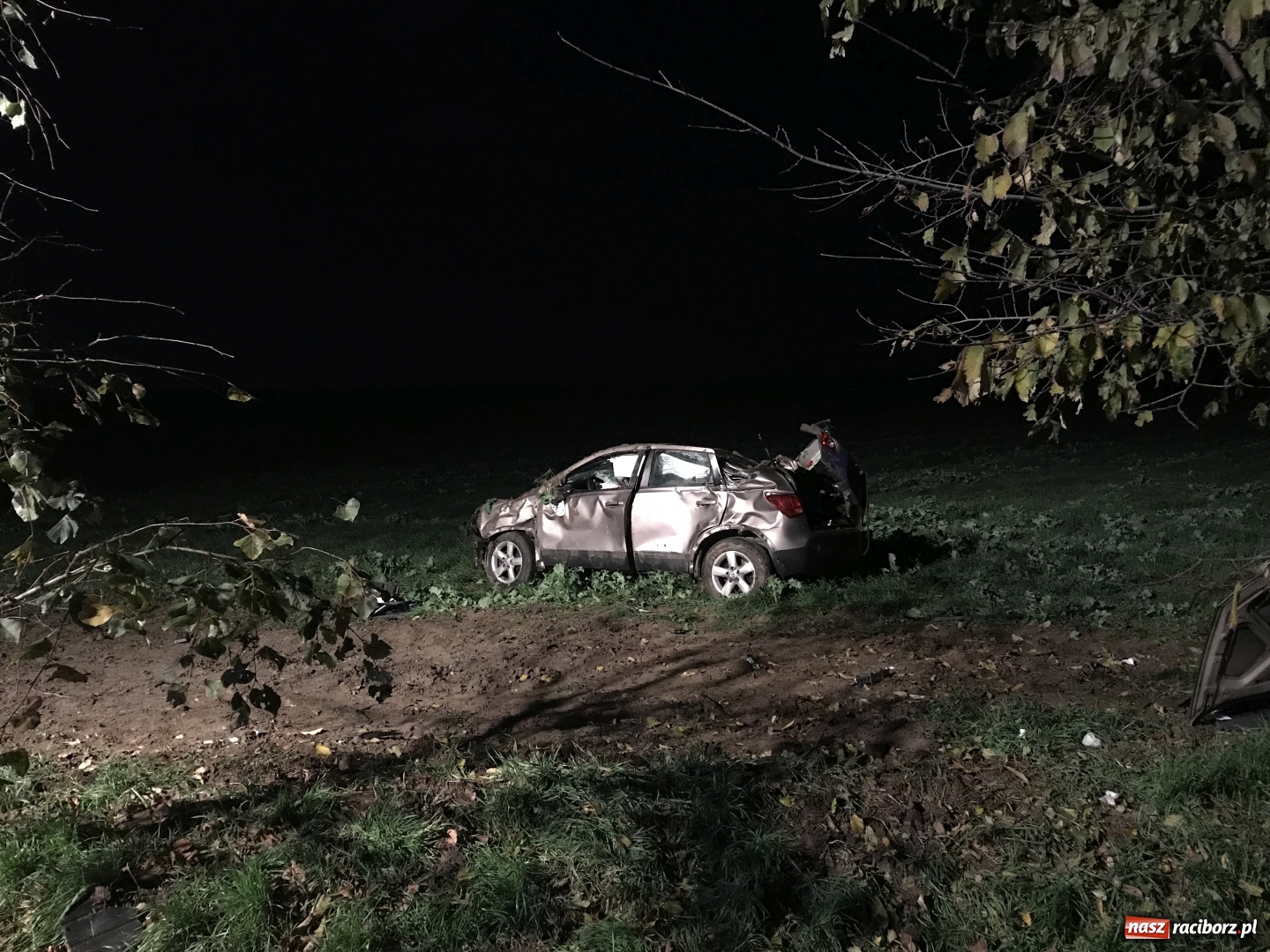 Zdjęcie w galerii na portalu naszraciborz.pl: O włos od tragedii. Nissan dachował na DK 45 pomiędzy Raciborzem a Bieńkowicami  wiadomości z regionu