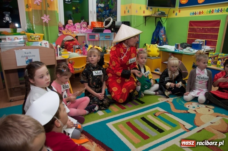 Zdjęcie w galerii na portalu naszraciborz.pl: Jak Koziołek Matołek z przedszkola w Markowicach do Chin zawędrował – Chińska draka w chińskiej dzielnicy  wiadomości z regionu