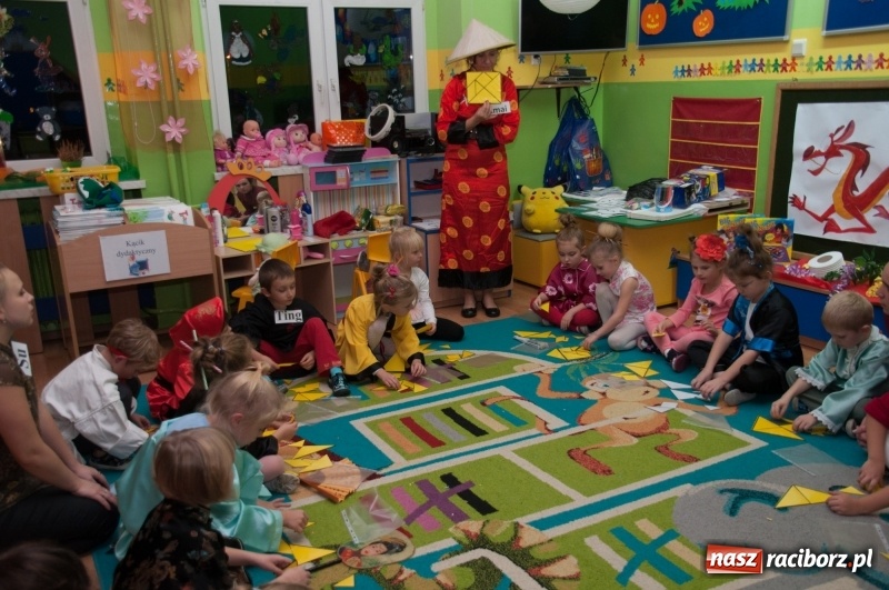 Zdjęcie w galerii na portalu naszraciborz.pl: Jak Koziołek Matołek z przedszkola w Markowicach do Chin zawędrował – Chińska draka w chińskiej dzielnicy  wiadomości z regionu