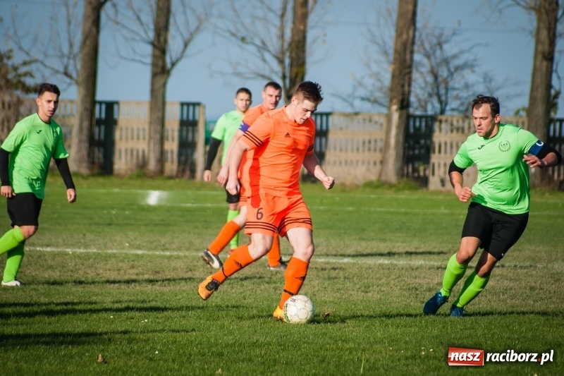 Zdjęcie w galerii na portalu naszraciborz.pl: B klasa: Owsiszcze bez pomysłu na grę poległy w starciu z Adamowicami wiadomości z regionu