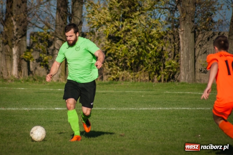 Zdjęcie w galerii na portalu naszraciborz.pl: B klasa: Owsiszcze bez pomysłu na grę poległy w starciu z Adamowicami wiadomości z regionu
