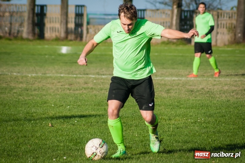 Zdjęcie w galerii na portalu naszraciborz.pl: B klasa: Owsiszcze bez pomysłu na grę poległy w starciu z Adamowicami wiadomości z regionu