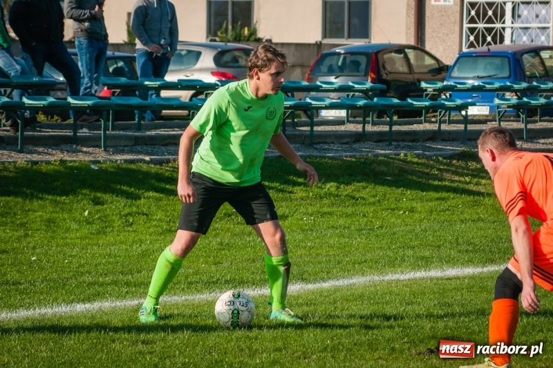Zdjęcie w galerii na portalu naszraciborz.pl: B klasa: Owsiszcze bez pomysłu na grę poległy w starciu z Adamowicami wiadomości z regionu