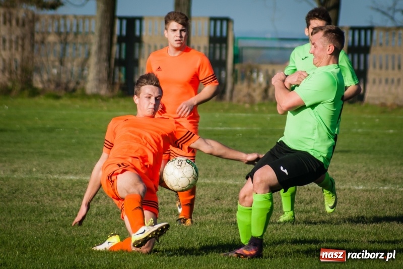 Zdjęcie w galerii na portalu naszraciborz.pl: B klasa: Owsiszcze bez pomysłu na grę poległy w starciu z Adamowicami wiadomości z regionu