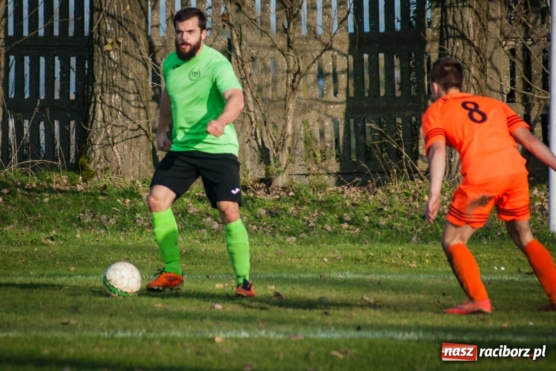 Zdjęcie w galerii na portalu naszraciborz.pl: B klasa: Owsiszcze bez pomysłu na grę poległy w starciu z Adamowicami wiadomości z regionu