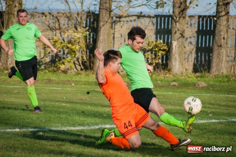Zdjęcie w galerii na portalu naszraciborz.pl: B klasa: Owsiszcze bez pomysłu na grę poległy w starciu z Adamowicami wiadomości z regionu