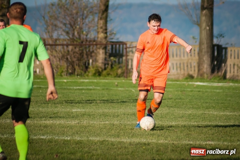 Zdjęcie w galerii na portalu naszraciborz.pl: B klasa: Owsiszcze bez pomysłu na grę poległy w starciu z Adamowicami wiadomości z regionu