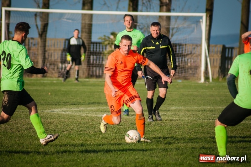 Zdjęcie w galerii na portalu naszraciborz.pl: B klasa: Owsiszcze bez pomysłu na grę poległy w starciu z Adamowicami wiadomości z regionu