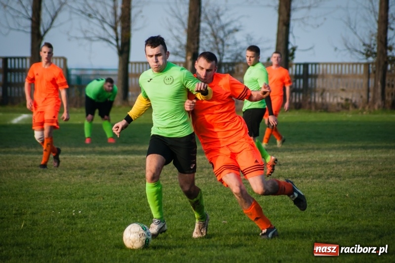 Zdjęcie w galerii na portalu naszraciborz.pl: B klasa: Owsiszcze bez pomysłu na grę poległy w starciu z Adamowicami wiadomości z regionu