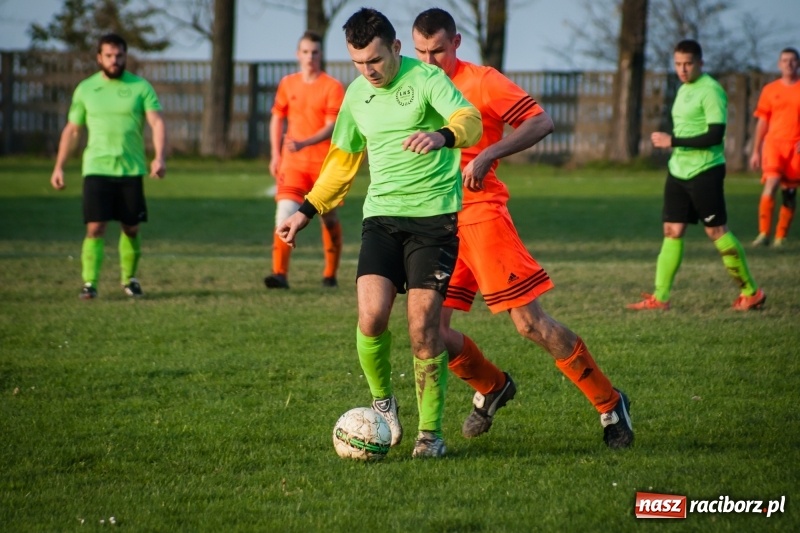 Zdjęcie w galerii na portalu naszraciborz.pl: B klasa: Owsiszcze bez pomysłu na grę poległy w starciu z Adamowicami wiadomości z regionu