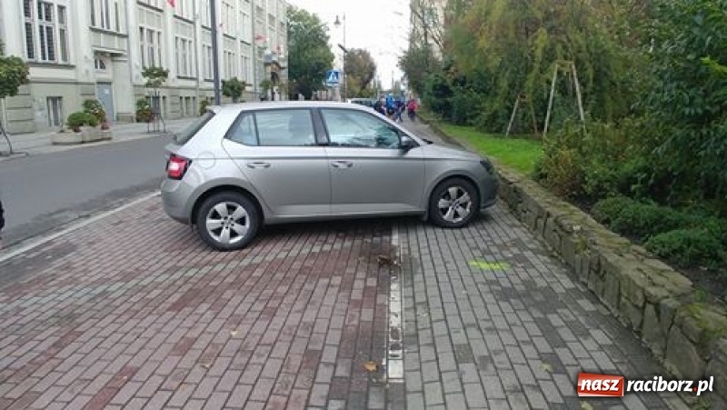 Zdjęcie w galerii na portalu naszraciborz.pl: Z redakcyjnej poczty. Wyczyny mistrzów parkowania  wiadomości z regionu