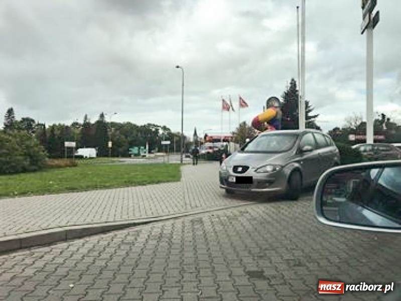 Zdjęcie w galerii na portalu naszraciborz.pl: Z redakcyjnej poczty. Wyczyny mistrzów parkowania  wiadomości z regionu