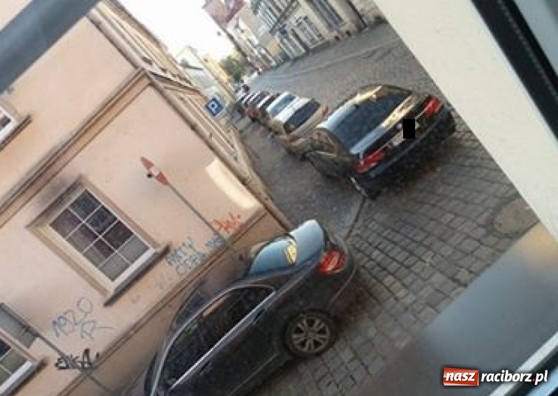 Zdjęcie w galerii na portalu naszraciborz.pl: Z redakcyjnej poczty. Wyczyny mistrzów parkowania  wiadomości z regionu