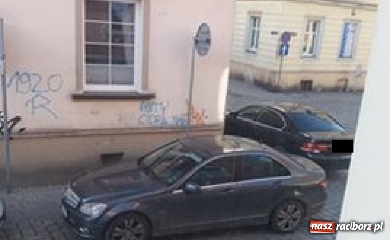 Zdjęcie w galerii na portalu naszraciborz.pl: Z redakcyjnej poczty. Wyczyny mistrzów parkowania  wiadomości z regionu