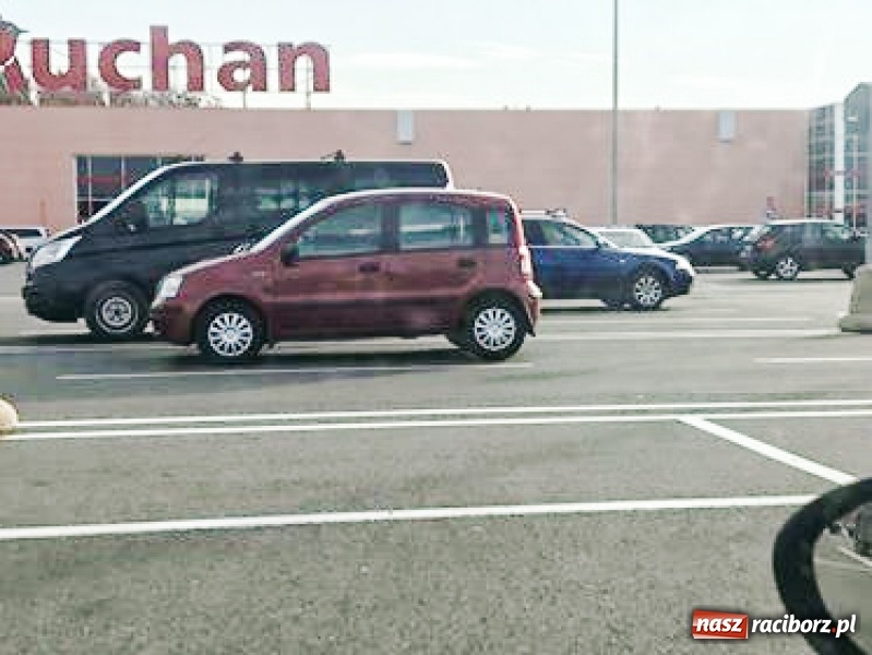 Zdjęcie w galerii na portalu naszraciborz.pl: Z redakcyjnej poczty. Wyczyny mistrzów parkowania  wiadomości z regionu