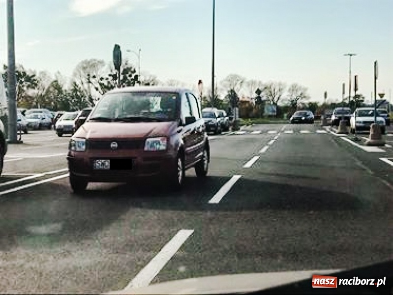 Zdjęcie w galerii na portalu naszraciborz.pl: Z redakcyjnej poczty. Wyczyny mistrzów parkowania  wiadomości z regionu