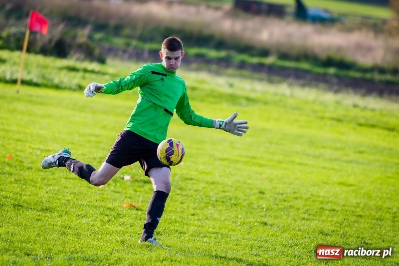Zdjęcie w galerii na portalu naszraciborz.pl: Leszek Nieckarz bohaterem Pawłowa. Rezerwy Przyszłości Rogów nie zdołały odwrócić losów meczu  wiadomości z regionu