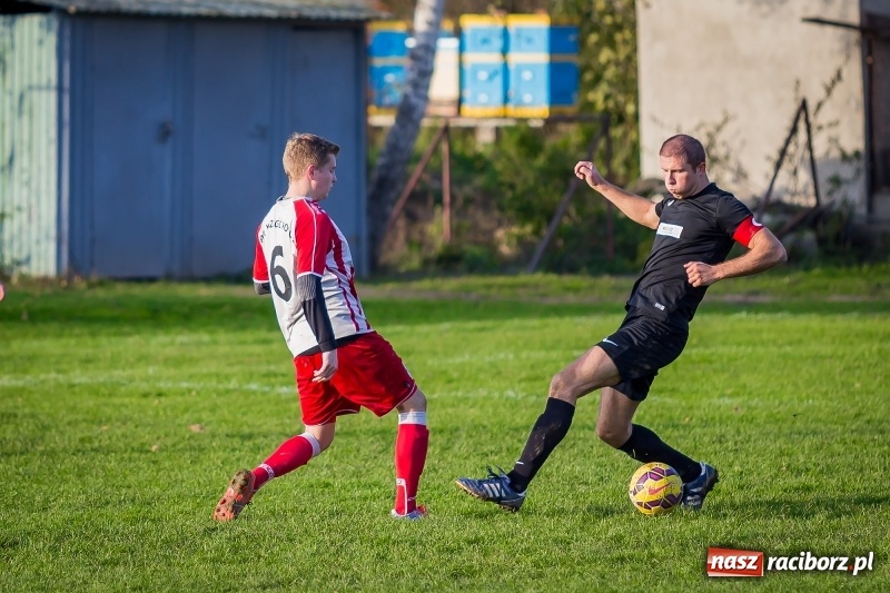 Zdjęcie w galerii na portalu naszraciborz.pl: Leszek Nieckarz bohaterem Pawłowa. Rezerwy Przyszłości Rogów nie zdołały odwrócić losów meczu  wiadomości z regionu