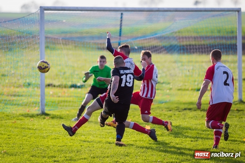 Zdjęcie w galerii na portalu naszraciborz.pl: Leszek Nieckarz bohaterem Pawłowa. Rezerwy Przyszłości Rogów nie zdołały odwrócić losów meczu  wiadomości z regionu