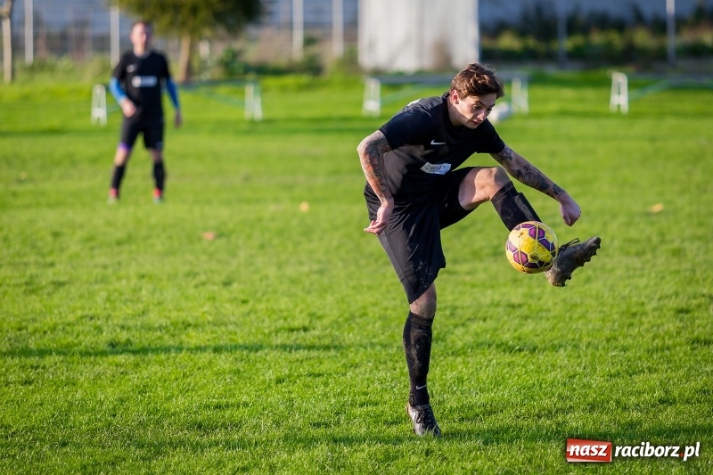 Zdjęcie w galerii na portalu naszraciborz.pl: Leszek Nieckarz bohaterem Pawłowa. Rezerwy Przyszłości Rogów nie zdołały odwrócić losów meczu  wiadomości z regionu
