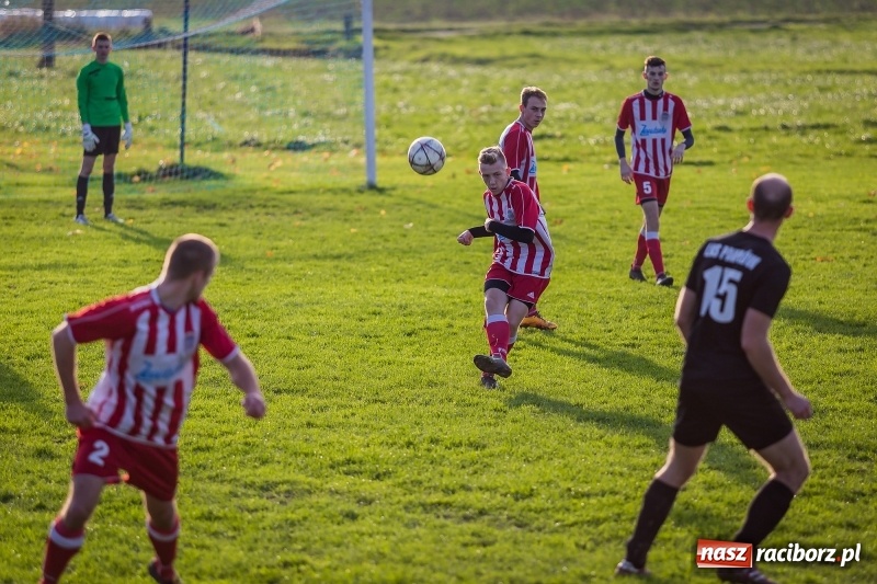 Zdjęcie w galerii na portalu naszraciborz.pl: Leszek Nieckarz bohaterem Pawłowa. Rezerwy Przyszłości Rogów nie zdołały odwrócić losów meczu  wiadomości z regionu