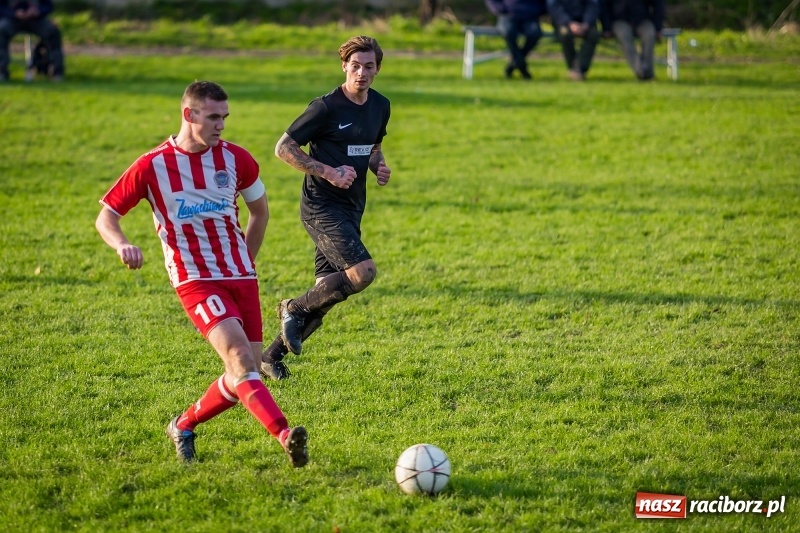 Zdjęcie w galerii na portalu naszraciborz.pl: Leszek Nieckarz bohaterem Pawłowa. Rezerwy Przyszłości Rogów nie zdołały odwrócić losów meczu  wiadomości z regionu