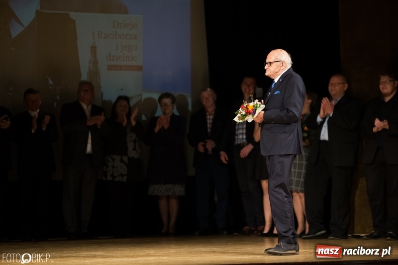 Zdjęcie w galerii na portalu naszraciborz.pl: Historyk, ale już powoli zabytek - w RCK odbyła się premiera filmu o Pawle Newerli  wiadomości z regionu