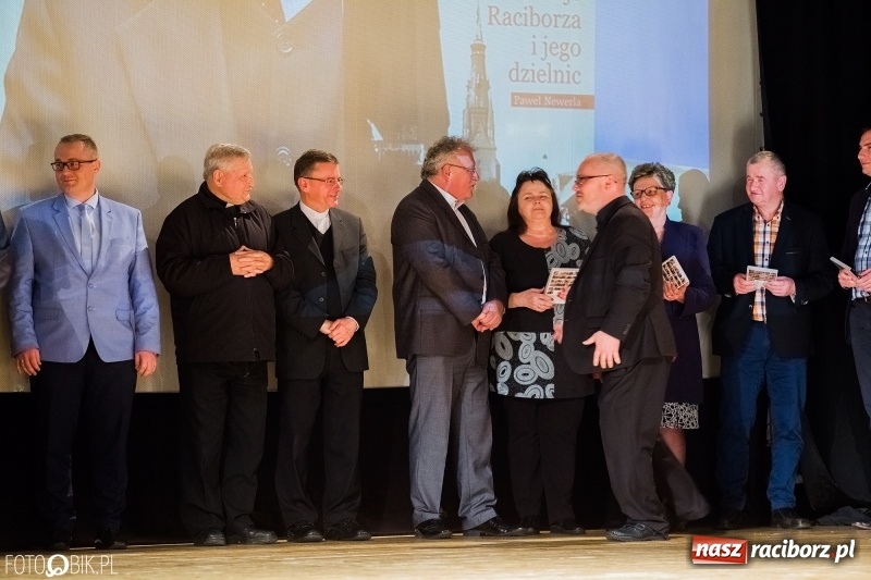 Zdjęcie w galerii na portalu naszraciborz.pl: Historyk, ale już powoli zabytek - w RCK odbyła się premiera filmu o Pawle Newerli  wiadomości z regionu