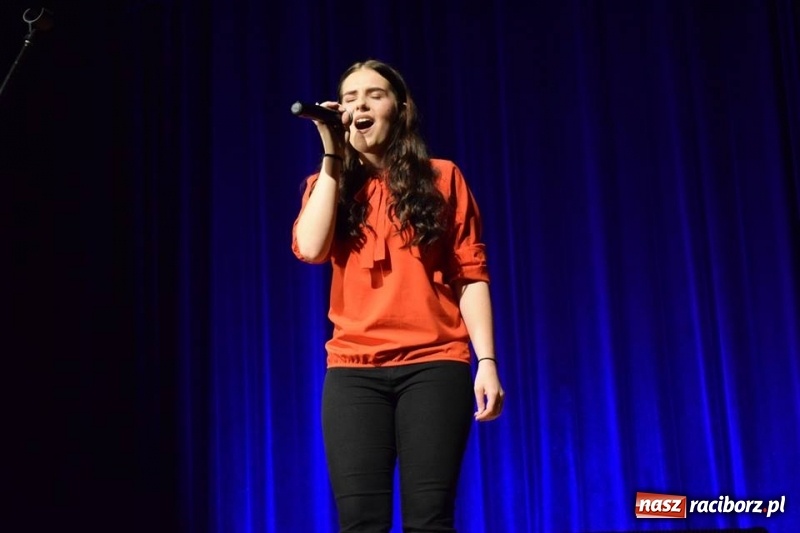 Zdjęcie w galerii na portalu naszraciborz.pl: Oczarowała jury Mam Talent. W niedzielę zaśpiewała w Kuźni Raciborskiej  wiadomości z regionu
